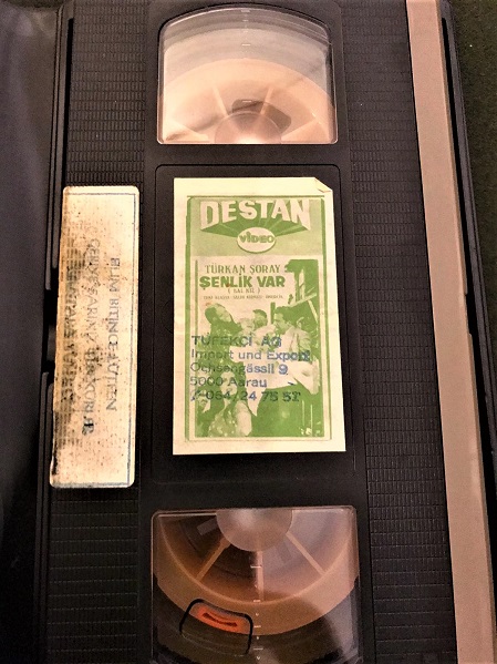 ŞENLİK VAR  BAL KIZ TURKAN ŞORAY ZEKİ ALASYA SALİH KIRMIZI ÖMERCİK  DESTAN VİDEO VHS FİLM KASEDİ