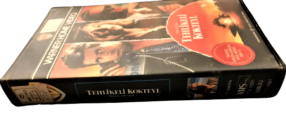 TEHLİKELİ KOKTEYL  WARNER HOME VİDEO VHS VİDEO FİLM KASEDİ 
