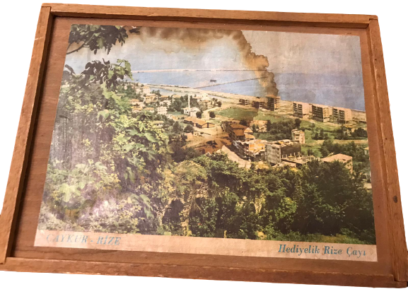 CAYKUR RİZE  CAYI AHŞAP SÜRGÜLÜ KAPAKLI  ÜZERİ YAPIŞTIRMA KAGIT  RİZENİN GÖRÜNÜŞÜ CAY KUTUSU