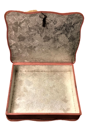 EL YAPIM KOPLE BEZ ÜZERİ YAGLI BOYA VE NELLY İMZALI RESİMLİ  CUKULATA ŞEKERLEME KUTUSU