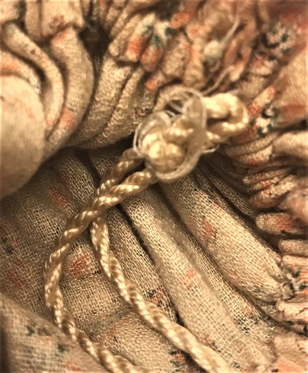 1700 YILLAR AMERİKAN FORM BEZ EL DİKİM  BAYAN EL  CANTASI CANTA BOYU 23 CM TABAN CAPI 15 CM