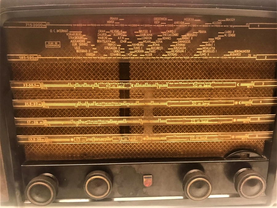 1949  YILLARIN BX490A10 PHILIPS RADYO LAMBALI BAKALİT COK TEMİZ RADIO CALIŞTIGINDA MÜTHİŞ GÖRSELE SAHİPDİR