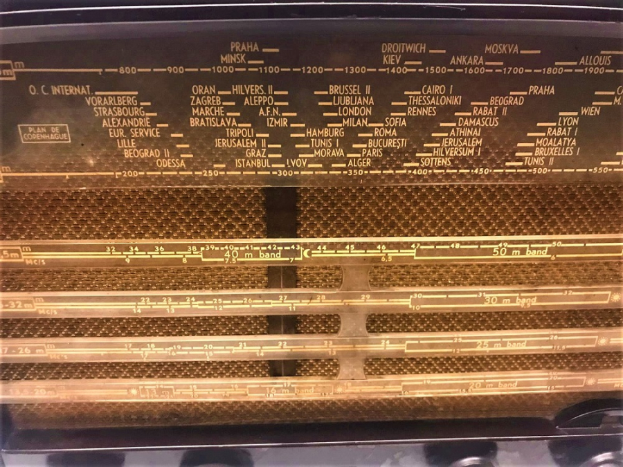 1949  YILLARIN BX490A10 PHILIPS RADYO LAMBALI BAKALİT COK TEMİZ RADIO CALIŞTIGINDA MÜTHİŞ GÖRSELE SAHİPDİR