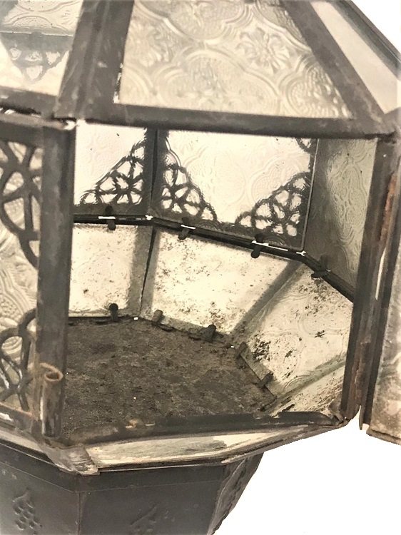 TENEKE GEOMETRİK FORMDA LEHİM KAYNAKLI ÜZERİ BUZ VE DUZ CAMLARLA BEZELİ EL YAPIM  SALLAMA ASMA KANDİL