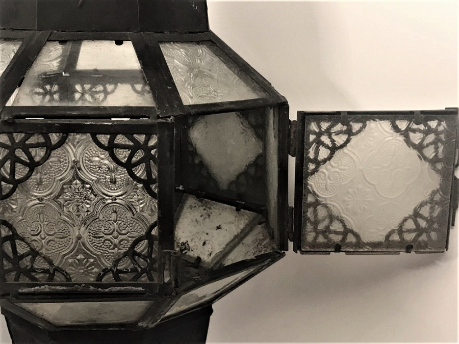 TENEKE GEOMETRİK FORMDA LEHİM KAYNAKLI ÜZERİ BUZ VE DUZ CAMLARLA BEZELİ EL YAPIM  SALLAMA ASMA KANDİL