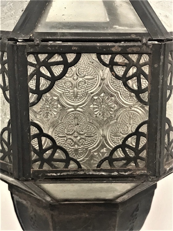 TENEKE GEOMETRİK FORMDA LEHİM KAYNAKLI ÜZERİ BUZ VE DUZ CAMLARLA BEZELİ EL YAPIM  SALLAMA ASMA KANDİL