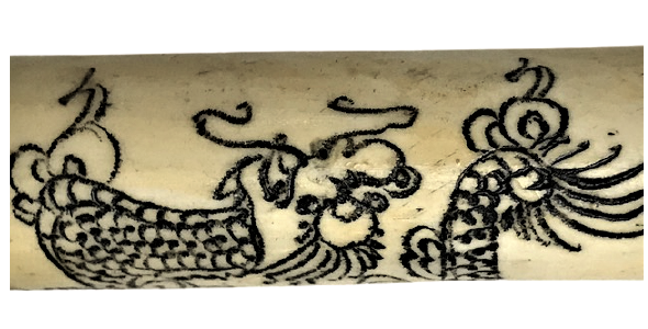 TÜTÜN İÇME EL YAPIM ÜZERİ MİTOLEJİK FÜGÜRLERLE BEZELİ KEMİK AGIZLIK