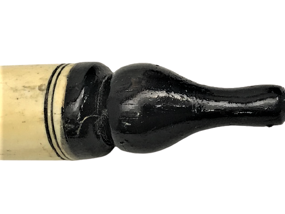 TÜTÜN İÇME EL YAPIM ÜZERİ MİTOLEJİK FÜGÜRLERLE BEZELİ KEMİK AGIZLIK