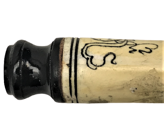 TÜTÜN İÇME EL YAPIM ÜZERİ MİTOLEJİK FÜGÜRLERLE BEZELİ KEMİK AGIZLIK