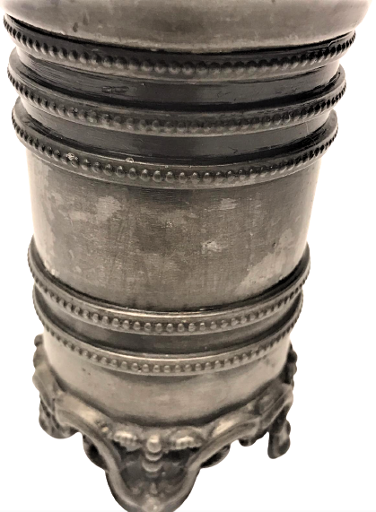 1940 LI YILLAR KURŞUN DÖKÜM DEKORATİF ÜZERİ İŞLEMELİ AYAKLI HAVYAR KAŞIKLIGI RUS YAPIMI 