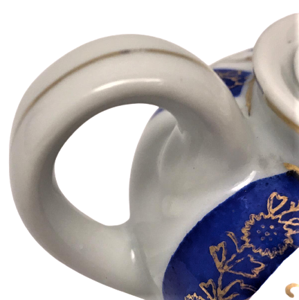 1930 EXTRA QUALITY T  İNGİLİZ FİRMASININ ÜRETİMİ TİRYAKİ BEYAZ PORSELEN ÜZERİ TAMAMEN  EL İŞLEME KAPAKLI DEMLİK  