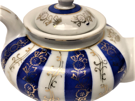 1930 EXTRA QUALITY T  İNGİLİZ FİRMASININ ÜRETİMİ TİRYAKİ BEYAZ PORSELEN ÜZERİ TAMAMEN  EL İŞLEME KAPAKLI DEMLİK  