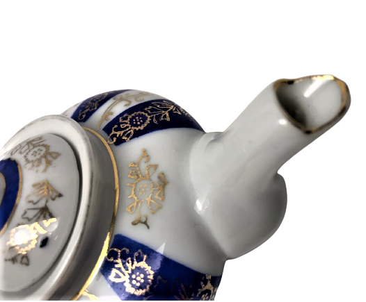 1930 EXTRA QUALITY T  İNGİLİZ FİRMASININ ÜRETİMİ TİRYAKİ BEYAZ PORSELEN ÜZERİ TAMAMEN  EL İŞLEME KAPAKLI DEMLİK  