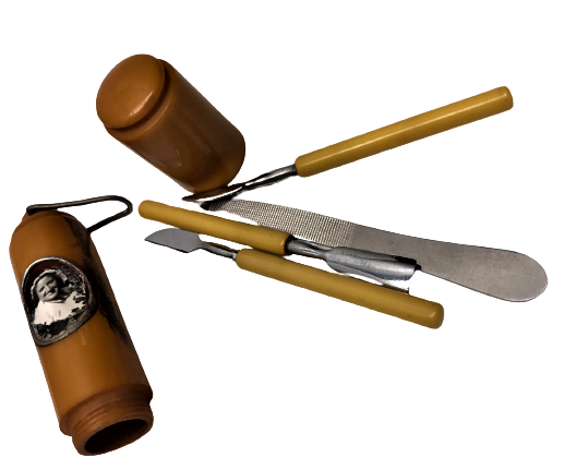 1930 SEYEHAT BAKIM SETİ TAKIMI KATALIN KABIBDA SAPLAR KATALİNDİR KULLANAN KİŞİYE ÖZEL RESİMLİ