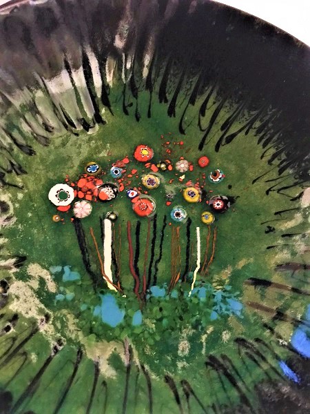 BAKIR METAL İCERSİ MİNE KAPLAMA SANATCI İŞİ KIR CİCEKLERİ  TEMALI TAS 