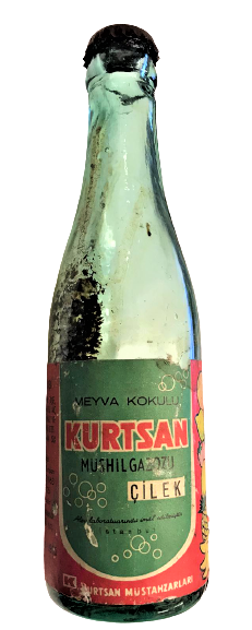 MEYVE KOKULU KURTSAN MÜSHİL GAZOZU ŞİŞESİ ÇİLEKLİ 1965 DOLUM TARİHLİ 330 KURUŞ 