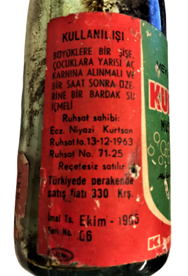 MEYVE KOKULU KURTSAN MÜSHİL GAZOZU ŞİŞESİ ÇİLEKLİ 1965 DOLUM TARİHLİ 330 KURUŞ 