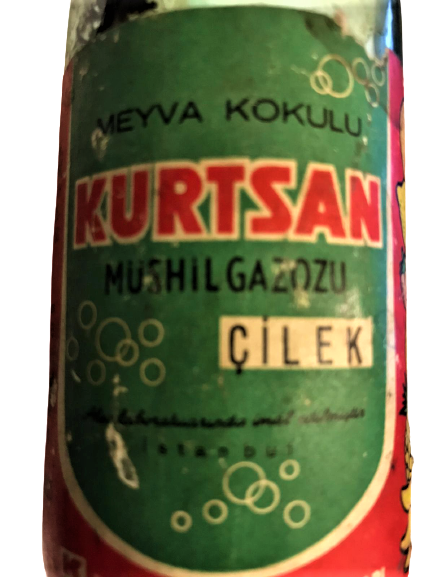 MEYVE KOKULU KURTSAN MÜSHİL GAZOZU ŞİŞESİ ÇİLEKLİ 1965 DOLUM TARİHLİ 330 KURUŞ 