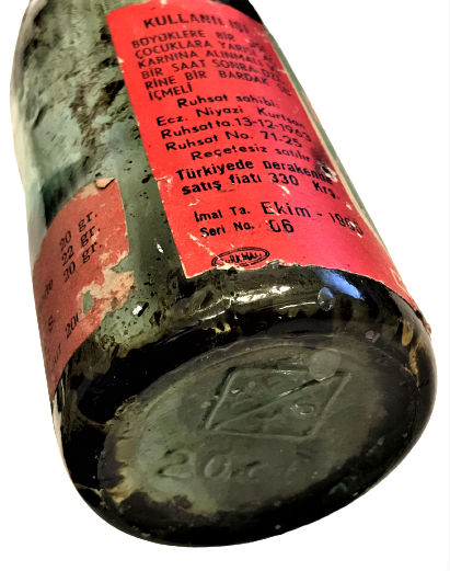 MEYVE KOKULU KURTSAN MÜSHİL GAZOZU ŞİŞESİ ÇİLEKLİ 1965 DOLUM TARİHLİ 330 KURUŞ 