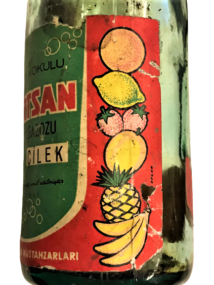 MEYVE KOKULU KURTSAN MÜSHİL GAZOZU ŞİŞESİ ÇİLEKLİ 1965 DOLUM TARİHLİ 330 KURUŞ 