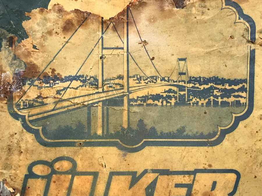 ÜLKER BİSKUVİ TENEKE KUTUSU KAPAGI KARE ŞEKLİNDEDİR 