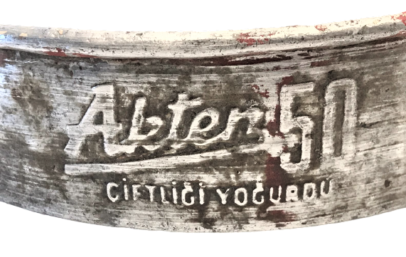 AKTEN 50 CİFTLİGİ YOGURDU ALÜMİNYUM YOGUT KABI KABARTMA YAZILIDIR