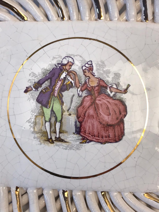 ÖRGÜ SEPET PORSELEN PRENS PRENSES AŞIKLAR  FİGÜRLÜ ALTIN EL CEKMELİ CİZGİLER 