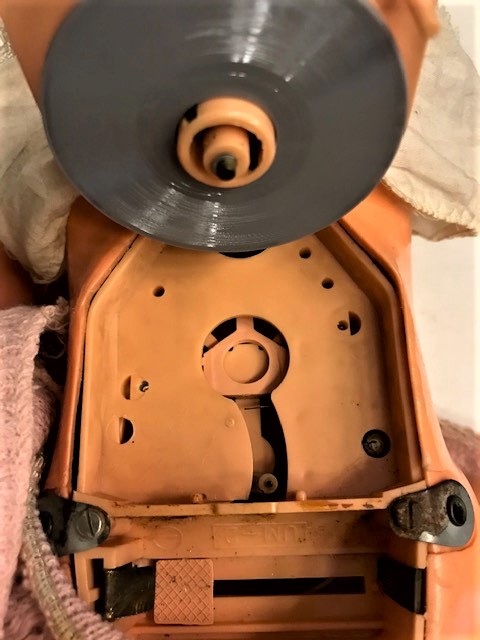 1970 İTALYAN  SEBINO OYUNCAK ELBİSELİ SARIŞIN BEBEK PLAK CALARLI KONUŞAN AGLAYAN GÖZLER HAREKETLİ