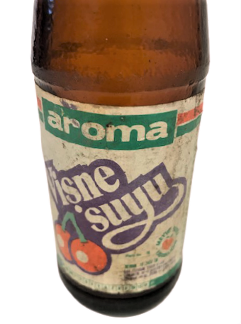 AROMA VİŞNE SUYU BOŞ KAGIT ETİKETLİ  KAHVERENGİ CAM MEYVA SUYU ŞİŞESİ 1970