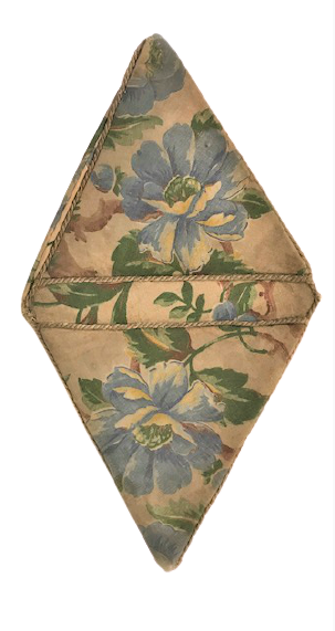 1930 EL YAPIM  CİFT KAPAKLI  DESENLİ KUMAŞLA KAPLANMIŞ İGNE İPLİK DİKİŞ KUTUSU