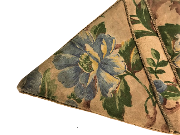 1930 EL YAPIM  CİFT KAPAKLI  DESENLİ KUMAŞLA KAPLANMIŞ İGNE İPLİK DİKİŞ KUTUSU