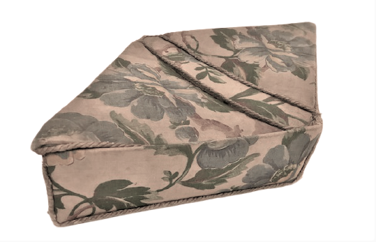 1930 EL YAPIM  CİFT KAPAKLI  DESENLİ KUMAŞLA KAPLANMIŞ İGNE İPLİK DİKİŞ KUTUSU