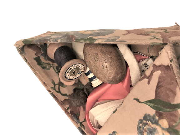 1930 EL YAPIM  CİFT KAPAKLI  DESENLİ KUMAŞLA KAPLANMIŞ İGNE İPLİK DİKİŞ KUTUSU