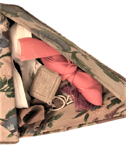 1930 EL YAPIM  CİFT KAPAKLI  DESENLİ KUMAŞLA KAPLANMIŞ İGNE İPLİK DİKİŞ KUTUSU