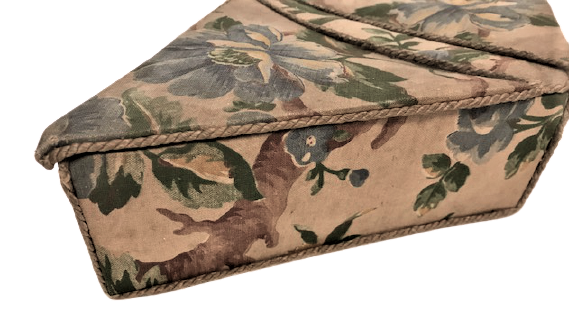 1930 EL YAPIM  CİFT KAPAKLI  DESENLİ KUMAŞLA KAPLANMIŞ İGNE İPLİK DİKİŞ KUTUSU