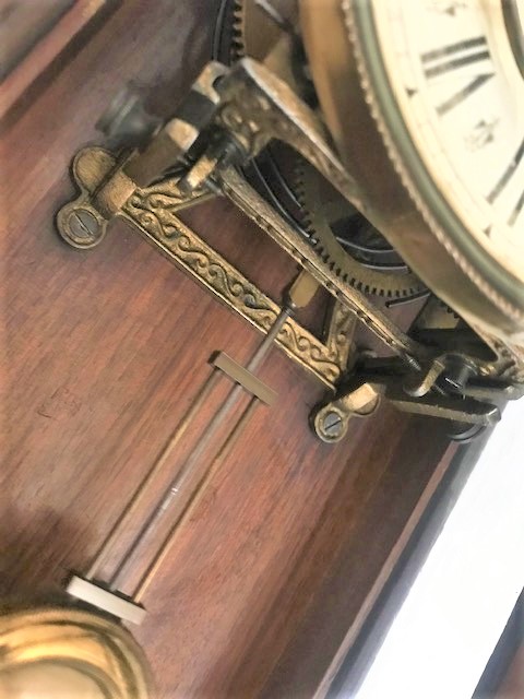 1900 AHŞAP KASA 15 GÜNLÜK KURMALI SARKACLI MEKANİK SAAT DAKİK AYAR TUTAN BİR SAATTİR HER ŞEYİ İLE ORJİNAL