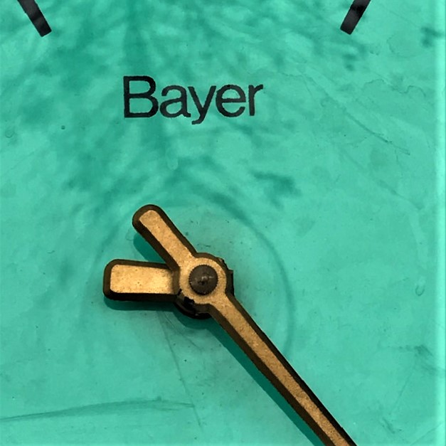 1970 BAYER ASPİRİN REKLAMLI PLEKSİGLAS QUARTZ  DUVAR SAATİ ECZANELERE HEDİYE OLARAK VERİLEN SAATTİR