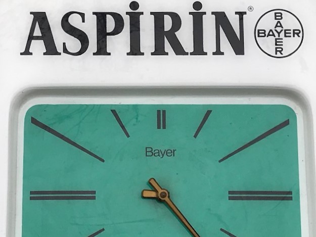 1970 BAYER ASPİRİN REKLAMLI PLEKSİGLAS QUARTZ  DUVAR SAATİ ECZANELERE HEDİYE OLARAK VERİLEN SAATTİR