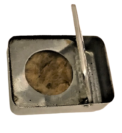 1950 YILLARINDAN HACI YAGI SAKLAMA KOKU KUTUSU DİKDÖRTGEN FORMDA PASLANMAZ ÜZERİ KABARTMA METAL KAPAKLI 