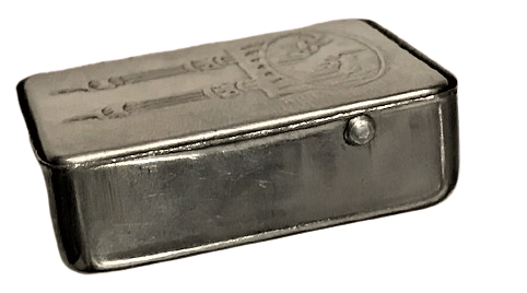 1950 YILLARINDAN HACI YAGI SAKLAMA KOKU KUTUSU DİKDÖRTGEN FORMDA PASLANMAZ ÜZERİ KABARTMA METAL KAPAKLI 