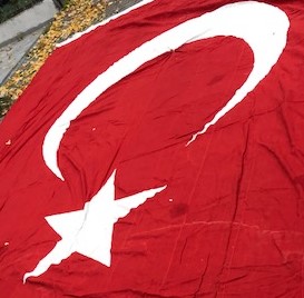 PAMUKLU DOKUMA KUMAŞA AY YILDIZI AYRICA DİKİLEREK BÜYÜK BOY TÜRK BAYRAK 1950 YILLAR ÖLCÜLER 9 X 6 METRE 54 METREKARE