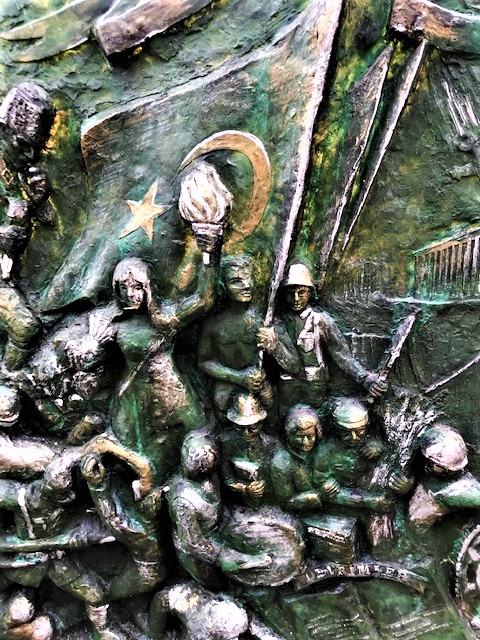 BÜYÜK SANATCIMIZIN RÖLYEF CALIŞMASI SANATCI İMZALI TURHAN VECDİ KARAL BUYUK BOY ÜZERİNDE ÖNEMLİ ZAFER  BAYRAM GÜNLER TARİHLER TEMSİL EDİLMİŞDİR