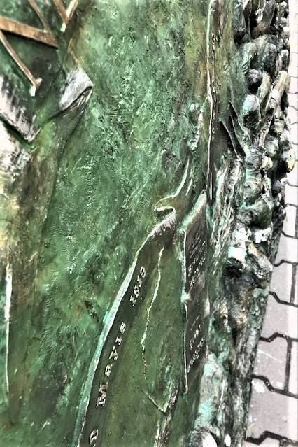 BÜYÜK SANATCIMIZIN RÖLYEF CALIŞMASI SANATCI İMZALI TURHAN VECDİ KARAL BUYUK BOY ÜZERİNDE ÖNEMLİ ZAFER  BAYRAM GÜNLER TARİHLER TEMSİL EDİLMİŞDİR