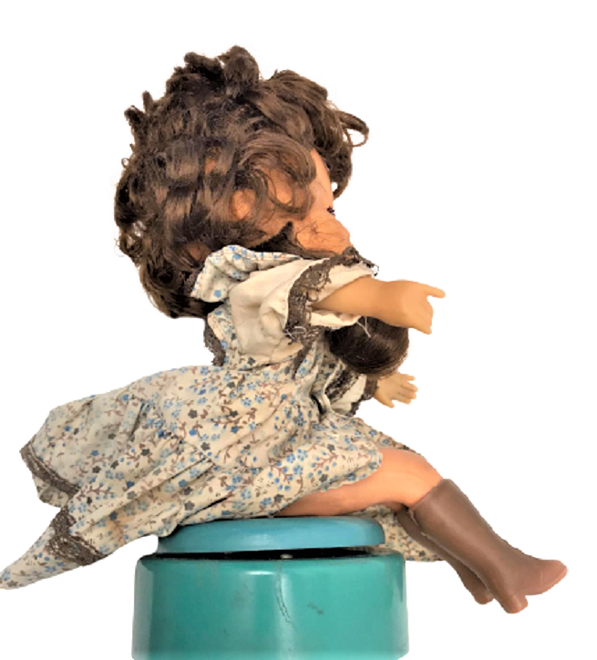 LATARNALI OCEAN TOYS NO 1210 CİZMELİ GÖZLERİ OYNAYAN MÜZİK CALARAK DÖNEN  MEKANİK  BEBEK