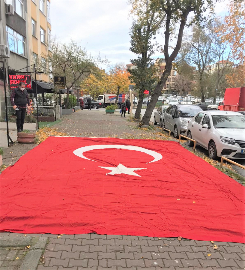 PAMUKLU DOKUMA KUMAŞA AY YILDIZI AYRICA DİKİLEREK BÜYÜK BOY TÜRK BAYRAK 1950 YILLAR ÖLCÜLER 9 X 6 METRE 54 METREKARE