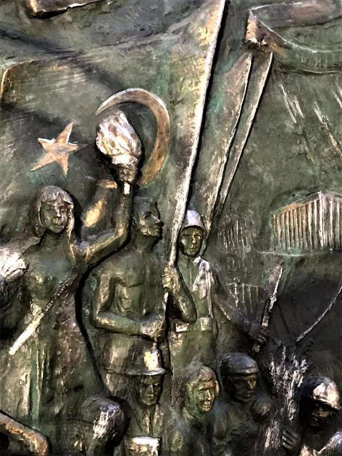 BÜYÜK SANATCIMIZIN RÖLYEF CALIŞMASI SANATCI İMZALI TURHAN VECDİ KARAL BUYUK BOY ÜZERİNDE ÖNEMLİ ZAFER  BAYRAM GÜNLER TARİHLER TEMSİL EDİLMİŞDİR