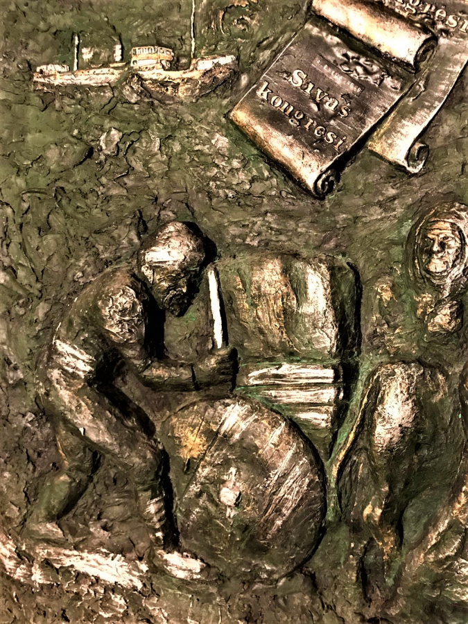 BÜYÜK SANATCIMIZIN RÖLYEF CALIŞMASI SANATCI İMZALI TURHAN VECDİ KARAL BUYUK BOY ÜZERİNDE ÖNEMLİ ZAFER  BAYRAM GÜNLER TARİHLER TEMSİL EDİLMİŞDİR