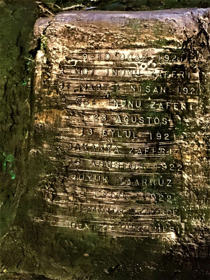 BÜYÜK SANATCIMIZIN RÖLYEF CALIŞMASI SANATCI İMZALI TURHAN VECDİ KARAL BUYUK BOY ÜZERİNDE ÖNEMLİ ZAFER  BAYRAM GÜNLER TARİHLER TEMSİL EDİLMİŞDİR