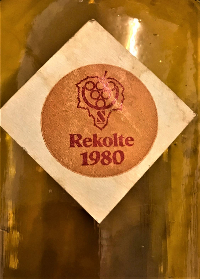 TESELLİ ŞARAP ŞİŞESİ BOŞ KAPAKLI CAM SARI ŞİŞE 1980 REKOLTE SEK 70 CL.