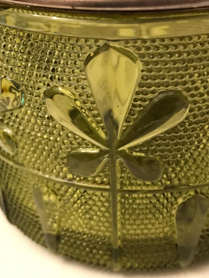 OSMANLI PAZARINA YAPILMIŞ FAİNS DEPOSE KAPAKLI MAKYAJ PAMUK KABI SU YEŞİLİ KABARMA İŞLEMELİ CAM  KAPAK SOUK MİNE 1920